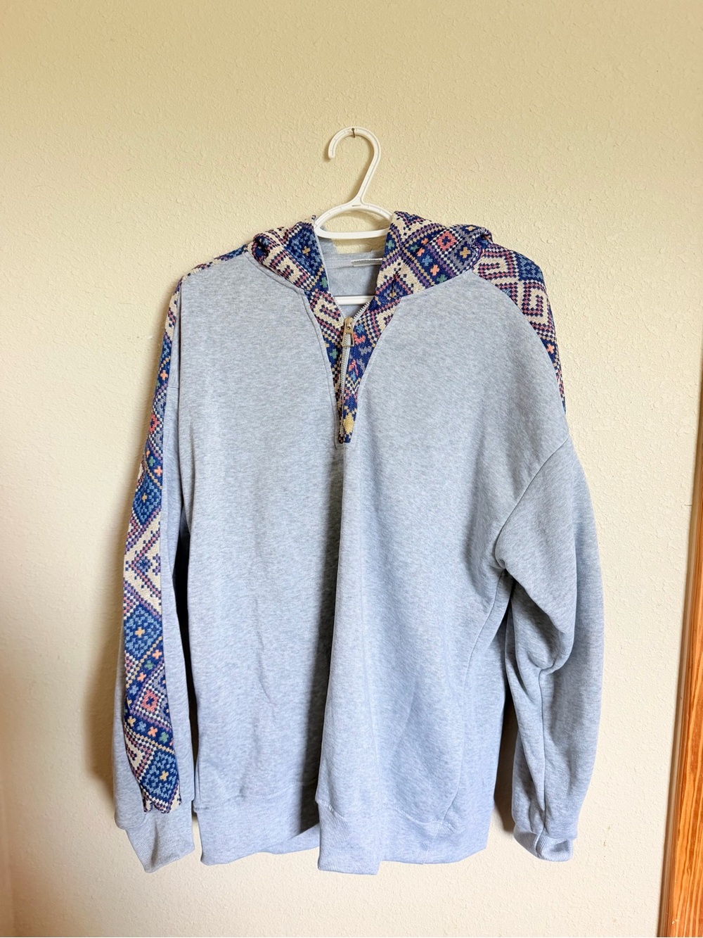 Men's Light Gray Zip-Up Sweater Hoodie with Patterned Trim